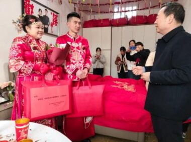 新人零彩礼结婚 政府上门送祝福